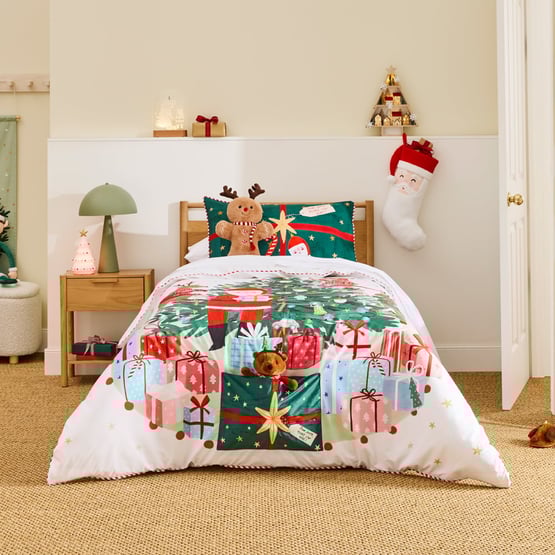 Christmas Helpers White Quilt Cover Set